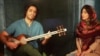 «علی قمصری» نوازنده و آهنگساز ایرانی به خاطر اجرای «هاله سیفی زاده» خواننده زن ایرانی در یک کنسرت از کار موسیقی منع شد.