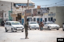 A Puntland police soldier directs traffic outside police headquarters in the economic hub city of Bossaso, Somalia, March 24, 2018. (J. Patinkin/VOA)