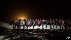 Des migrants à bord d’un canot gonflable dans les eaux territoriales de la Libye, le 5 mars 2017. 