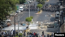 2021年3月2日，軍方介入仰光的反軍事政變抗議活動。照片是從玻璃窗後拍攝。 （路透社）