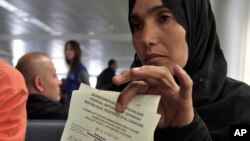 Một người tị nạn Syria trình giấy tờ di trú của mình trước khi đáp chuyến bay sang Đức tại sân bay quốc tế Rafik Hariri ở Beirut, Libăng, ngày 11/9/2013.