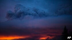 Des nuages de fumée au-dessus de Fort McMurray, Canada, 4 mai 2016