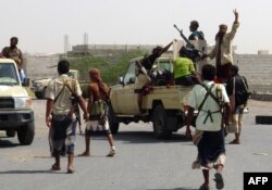 Yemeni pro-government forces gather on the eastern outskirts of Hodeida as they continue their battle to wrestle control of the city from Houthi rebels, Nov. 10, 2018.