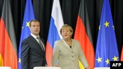 Nemačka kancelarka Angela Merkel komentarisala je predstojeći samit EU posvećen rešavanju grčke krize tokom zajedničke konferencije za novinare sa ruskim predsednikom Dmitrijem Medvedevim u Hanoveru, 19. jul 2011.