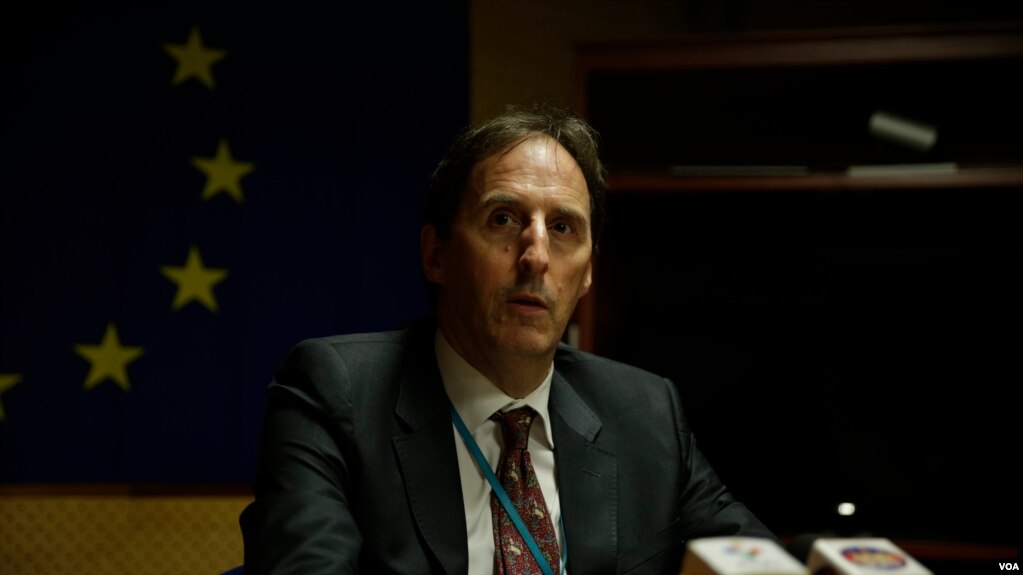 European Union Ambassador to Cambodia George Edgar speaks in a press briefing in Phnom Penh on December 08, 2017. (Aun Chhengpor/VOA Khmer)