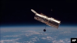 Teleskop antariksa Hubble yang mengorbit Bumi.