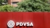 El logo de la petrolera estatal PDVSA en una gasolinera en Caracas, 16 de noviembre de 2017. Foto: Reuters.,
