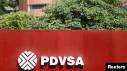 El logo de la petrolera estatal PDVSA en una gasolinera en Caracas, 16 de noviembre de 2017. Foto: Reuters.,
