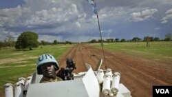 Seorang anggota pasukan perdamaian Zambia melakukan patroli di kota Abyei, sebelum terjadinya pertempuran Sudan utara-selatan (30/5).