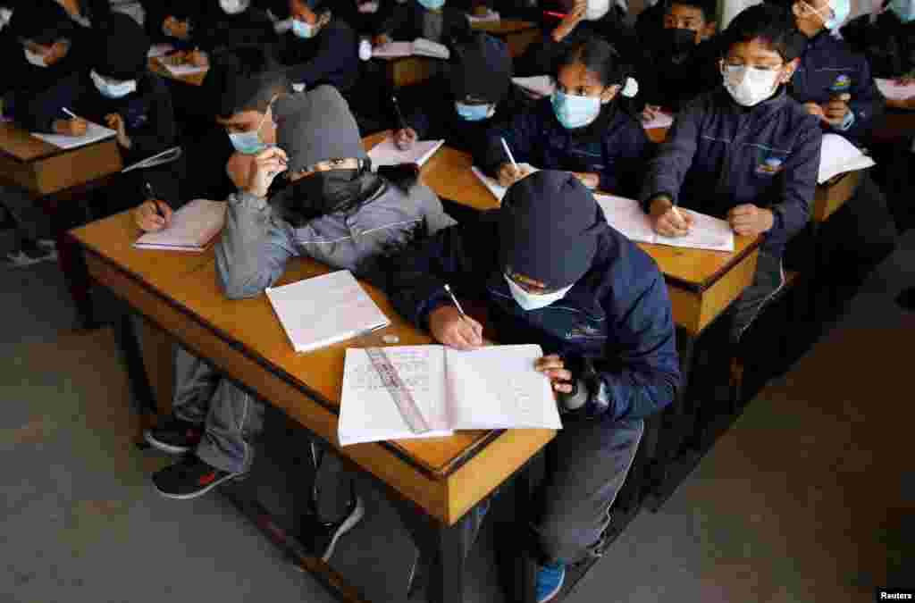 نیپال میں بچوں کے اسکولوں میں بھی ماسک پہننا لازمی قرار دیا گیا ہے۔ وہاں بھی کرونا وائرس کا ایک کیس رپورٹ ہو چکا ہے۔