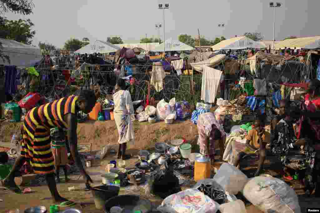 Displaced people prepare their meals at Tomping camp near Juba, Jan. 7, 2014. 