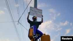一名抗议者2020年6月13日抗议亚特兰大市警察枪杀布鲁克斯（路透社）