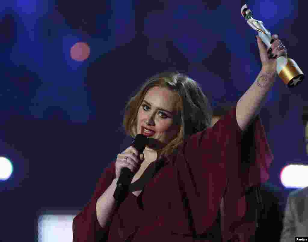 9. Adele ($80.5 million). La chanteuse britannique vient de vendre un album record avec 3,38 exemplaires en 2016.