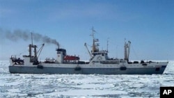 ရေခဲမှတ်ကျနေတဲ့ မြစ်ထဲ ၁၅ မိနစ်အတွင် နစ်မြုပ်သွားခဲ့တဲ့ Dalny Vostok နဲ့ ပုံစံတူ ငါးဖမ်းသင်္ဘောကို ရုရှား အရေးပေါ်အခြေအနေဆိုင်ရာ ဝန်ကြီးဌာနက ဧပြီ ၂၊ ၂၀၁၅ မှာ ထုတ်ပြန်ဖော်ပြထားပုံ။