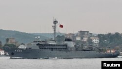 Kapal penelitian Angkatan Laut Turki, TCG Cesme berlayar di Bosphorus , Istanbul, Turki, 16 Oktober 2019. (Foto: dok).