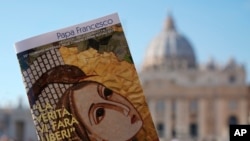 El libro del Papa Francisco sobre "Noticias falsas", se muestra frente a la Basílica de San Pedro, en Roma, el miércoles 24 de enero de 2018.