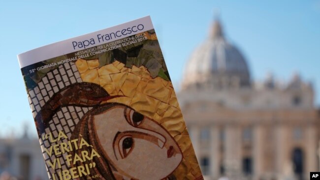 El libro del Papa Francisco sobre "Noticias falsas", se muestra frente a la Basílica de San Pedro, en Roma, el miércoles 24 de enero de 2018.