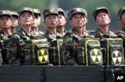 지난 2013년 7월 북한이 개최한 열병식에서 '핵배낭' 표시가 붙은 가방을 든 보병부대가 행진하고 있다.
