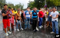 Cubanos protestan cerca de la Embajada de Ecuador por nuevo requisito de visa para visitar el país sudamericano. Nov. 28, 2015.