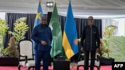 ARCHIVES - Le président rwandais Paul Kagame (à dr.) et son homologue de la RDC Félix Tshisekedi à l'hôtel Serena à Rubavu, au Rwanda, le 25 juin 2021, où ils se sont rencontrés pour des discussions.