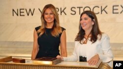 ملانیا ترامپ بانوی اول آمریکا دفترچه مهمانان بورس نیویورک را پیش از نواختن زنگ امضا می‌کند