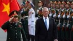 Bộ trưởng Quốc phòng James Mattis (phải) và Bộ trưởng Quốc phòng Việt Nam Ngô Xuân Lịch duyệt hàng quân danh dự trong chuyến thăm tới Hà Nội hôm 25/1.