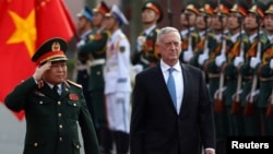 Bộ trưởng Quốc phòng James Mattis (phải) và Bộ trưởng Quốc phòng Việt Nam Ngô Xuân Lịch duyệt hàng quân danh dự trong chuyến thăm tới Hà Nội hôm 25/1.