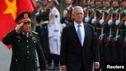 Menhan AS Jim Mattis (kanan) bersama Menhan Vietnam Ngo Xuan Lich memeriksa pasukan kehormatan dalam penyambutan di Hanoi, Kamis (25/1). 