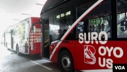 Suroboyo Bus saat berhenti di salah satu halte sambil menunggu penumpang (Petrus Riski/VOA).