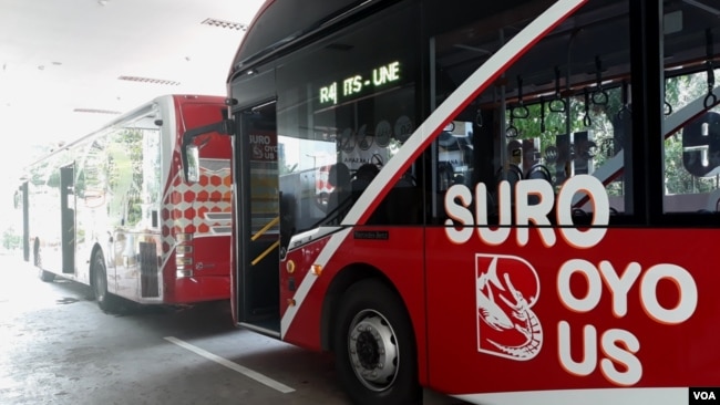 Suroboyo Bus saat berhenti di salah satu halte sambil menunggu penumpang (Petrus Riski/VOA).