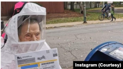102سالہ بیٹرس لمپکن کرونا کے خلاف حفاظتی لباس پہنے اپنا ووٹ لیٹر بکس میں ڈال رہی ہیں.