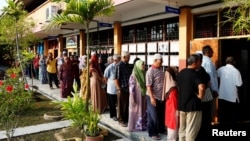 People line up to vote during the general election in Alor Setar, Malaysia, May 9, 2018. By 1 p.m. about 55 percent of the eligible voters had cast ballots.