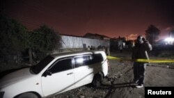 Un homme sur les lieux où se sont produites les deux explosions, survenues l’une après l’autre, dans le quartier résidentiel de Eastleigh à Nairobi, au Kenya, 12 octobre 2012.