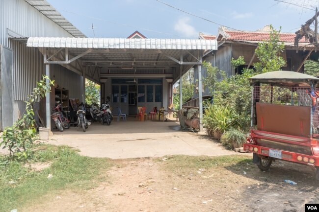 ទីធ្លាមុខផ្ទះរបស់គ្រួសារកញ្ញា ឌុំ រីដា ជាទីកន្លែងដែលគ្រួសាររបស់ពួកគេអង្គុយជុំគ្នាធ្វើការងារផ្ទះនិងជជែកគ្នាលេង នៅស្រុកខ្សាច់កណ្តាល នៅខេត្តកណ្តាល នៅថ្ងៃទី០២ ខែមេសា ឆ្នាំ២០១៩។ (ខាន់ សុគុំមនោ/VOA)