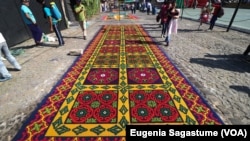Una de las alfombras elaboradas por los fieles, como parte de la tradición católica guatemalteca.