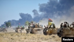 4일 이라크 하위자에서 이라크 군과 시아파 민병대인
민중동원군(PMF) 대원들이 IS 거점으로 진격하고 있다.