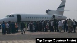 Le jet transportant l’opposant historique congolais et leader de l'Union pour la démocratie et le progrès social (UDPS) Etienne Tshisekedi a atterri à l’aéroport international de N’Djili à son retour d’une longue convalescence l’étranger, à Kinshasa, RDC