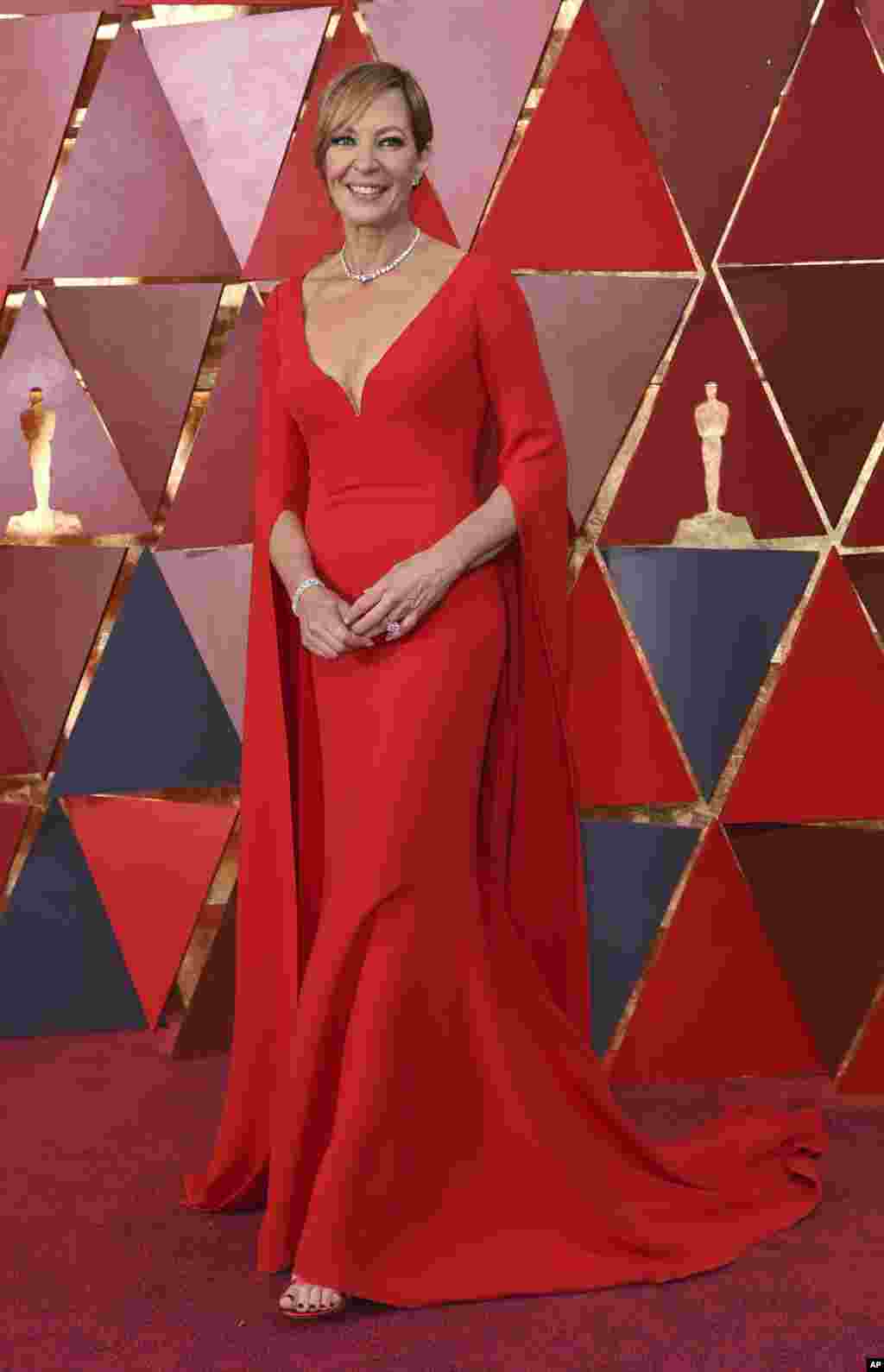 Эллисон Дженни в красном платье на красной ковровой дорожке. Актриса получила &laquo;Оскар&raquo; за лучшую женскую роль второго плана в фильме &laquo;Тоня против всех&raquo;. (Голливуд, Калифорния, 4 марта 2018)