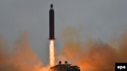 북한 관영 조선중앙통신이 지난 6월 공개한 중거리탄도미사일 '화성10호' 발사 장면. 외부에는 무수단 미사일로 알려져있다. (자료사진)