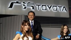 Akio Toyoda, Chủ tịch và giám đốc điều hành của công ty Toyota, chụp hình với xe Toyota G Reiz tại cuộc triển lãm xe hơi Thượng Hải, ngày 19/4/2011