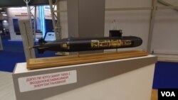 2015年在莫斯科郊外武器展上展出的“阿穆尔-1650”型潜艇模型。 （美国之音白桦）