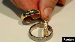 Seorang pandai emas memperlihatkan cincin kawin di toko perhiasan di Wina, Austria, 14 Desember 2017. (Foto:dok)