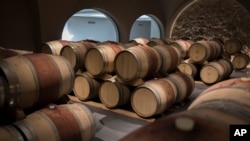Les tonneaux de vin sont assis dans une cave à vin dans le sud de la France, en Provence, le vendredi 11 octobre 2019. Le vin français, le parmesan italien et les olives espagnoles sont soumis au tarif américain. (Photo AP / Daniel Cole)