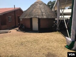 Indlu kaNkosikazi Bona Mugabe, unina kamuyi uRobert Mugabe.