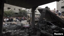 Warga Palestina mengamati rumah pegawai Hamas yang hancur terkena serangan udara Israel di Jabalya, utara jalur Gaza (17/11). Serangan udara Israel menarget gedung-gedung pemerintah Hamas, termasuk Markas Besar Kabinet Hamas di wilayah ini.