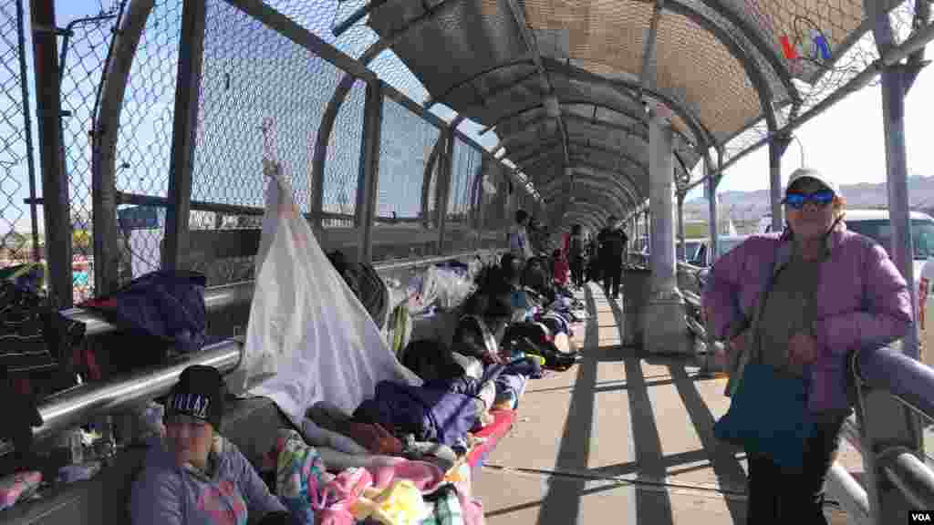 Migrantes en el Puente Internacional de Santa Fe, El Paso, en Texas, han aguardado por días a la espera de ser entrevistados por agentes de inmigración de EE.UU.