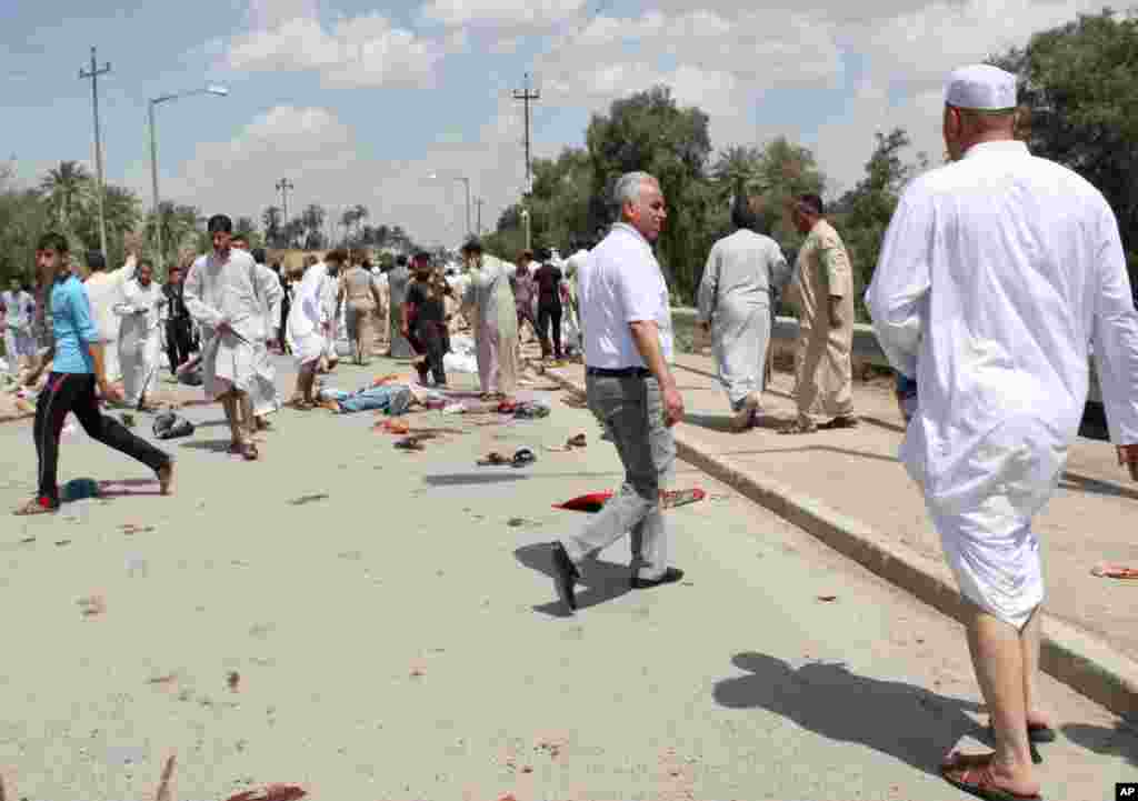 People gather at the scene of a bomb attack in Baquba, northeast of Baghdad, Iraq, May 17, 2013.