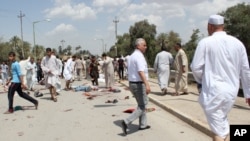 Des habitants de Bakouba en Irak après l'explosion d'une bombe le 17 mai 2013 (AP Photo/Adem Hadei).