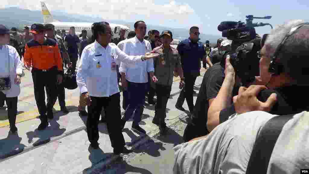 Photographers record Indonesian President Joko Widodo's arrival at Palu, Sulawesi, where a temporary camp for earthquake and tsunami victims has been set up in the airport, Oct. 3, 2018. (Y. Litha/VOA)