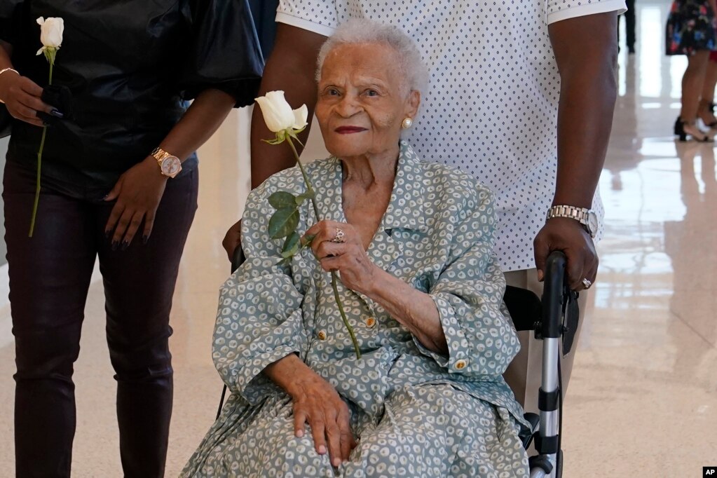 塔尔萨种族大屠杀中最年长的幸存者维奥拉·弗莱彻在抵达俄克拉何马州塔尔萨市参加为幸存者举行的午宴时收到一朵玫瑰。（2021年5月29日）(photo:VOA)